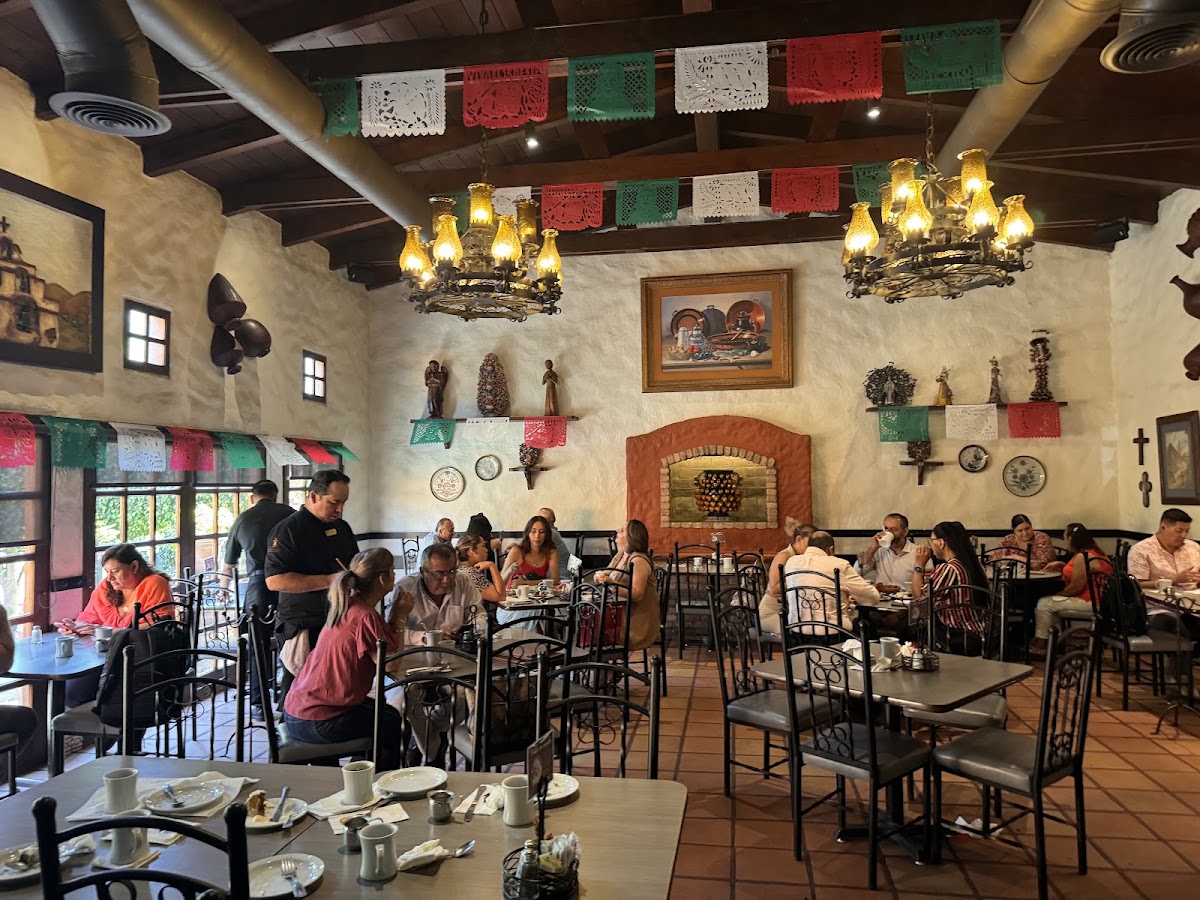 El salón con papel picado — La Espadaña