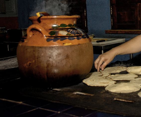 Olla de barro y tortillas al comal — La Espadaña