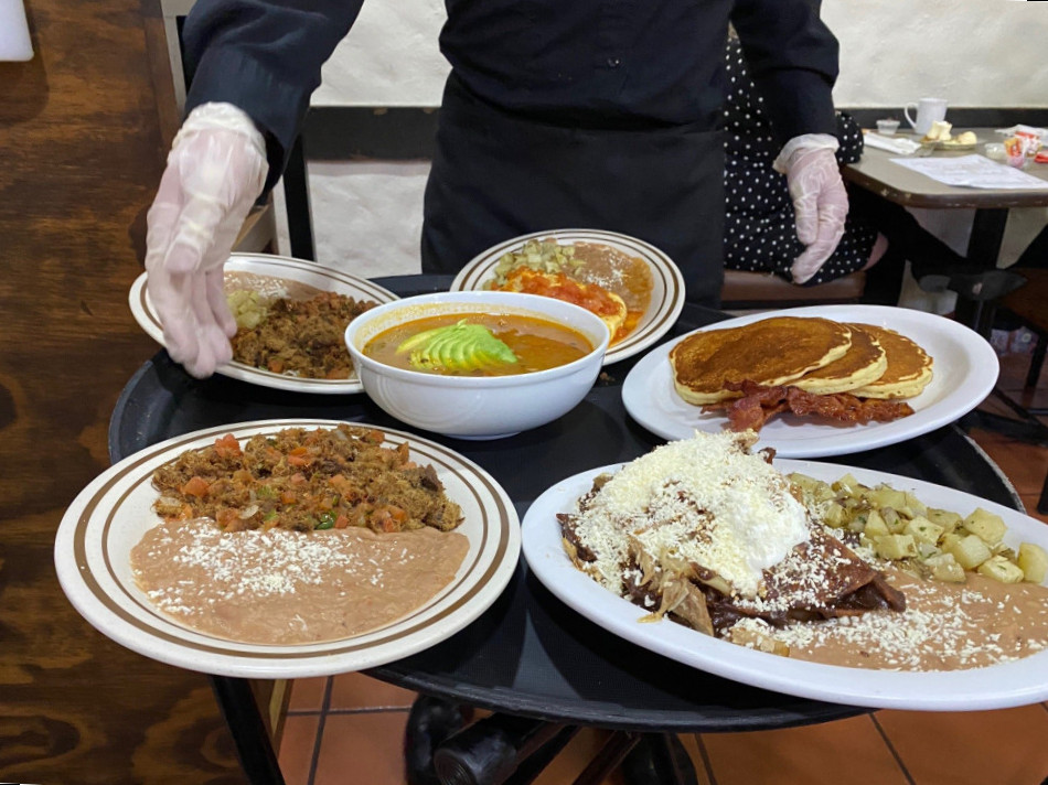 Desayunos servidos en charola — La Espadaña